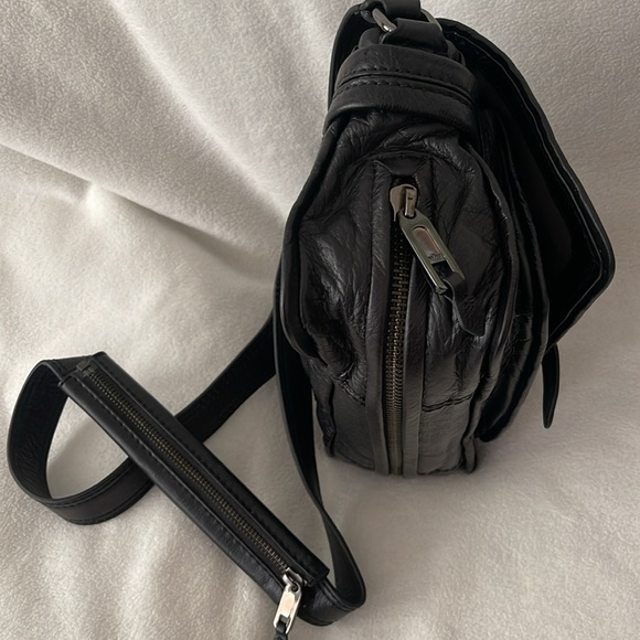 Brand new JUICY COUTURE Genuine Leather for Men Bag Size Small - Picture 5 of 16